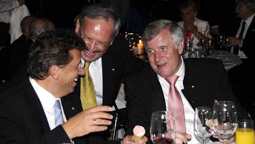 Bildnummer: 53199261 Datum: 14.07.2009 Copyright: imago/LindenthalerV.l.n.r.: Georg Schmid (Deutschland/CSU/Fraktionsvorsitzender im Bayerischen Landtag), Reinhold Bocklet (Deutschland/CSU) und Horst Seehofer (Deutschland/CSU/Ministerpr&auml;sident Bayern) anl&auml;sslich des Sommerempfangs der bayrischen Landtagspr&auml;sidentin in M&uuml;nchen, Personen , premiumd; 2009, M&uuml;nchen, Politik, Pressetermin, Empfang; , quer, Kbdig, Gruppenbild, Randbild, People o0 Sommerempfang, optimistisch Bildnummer 53199261 Date 14 07 2009 Copyright Imago Linden Thaler V l n r Georg Schmid Germany CSU Group Chairman in Bavarian Landtag Reinhold Bocklet Germany CSU and Horst Seehofer Germany CSU Prime Minister Bavaria during the Summer reception the Bavarian Landtag President in Munich People premiumd 2009 Munich politics Press call Reception horizontal Kbdig Group photo Edge image Celebrities o0 Summer Reception optimistic