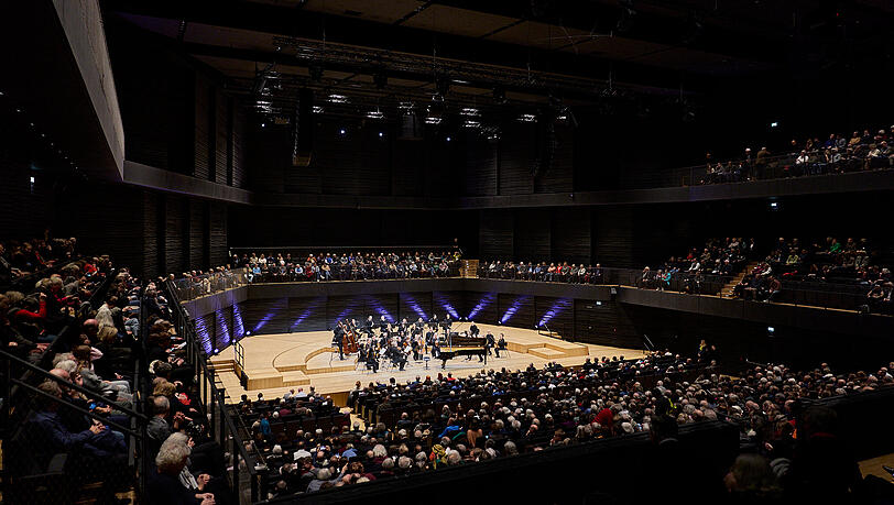 Das Münchener Kammerorchester feiert 75 Jahre mit einem Festkonzert in der Isarphilharmonie. Das Münchener Kammerorchester feiert 75 Jahre mit einem Festkonzert in der Isarphilharmonie.
