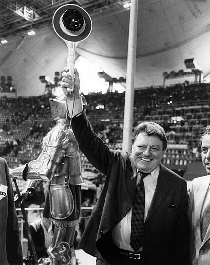 Vergeblich bewarb er sich um die Kanzlerschaft: Franz Josef Strauß hält bei einem Kongress der CSU in der Olympiahalle in München am 13.09.1980 die Kelle eines Fahrdienstleiters hoch.