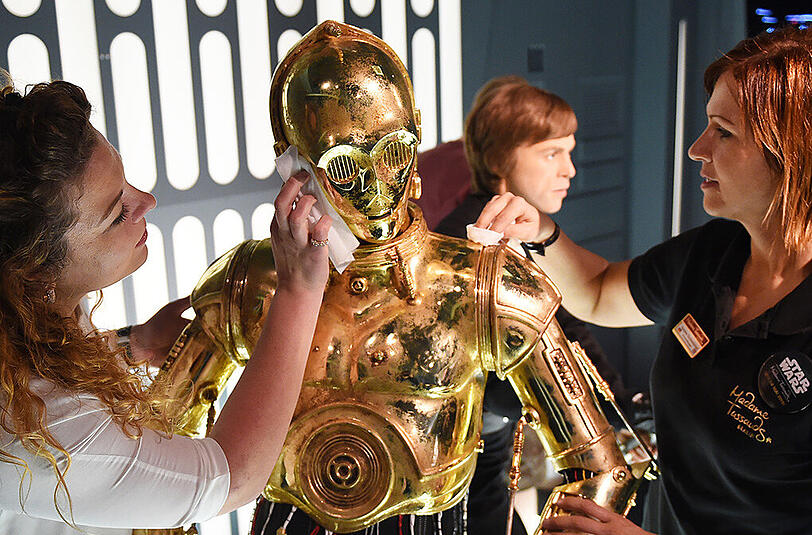 Die Wachsfigur von Droide C-3PO wird hier gerade auf die Star Wars&ldquo; Ausstellung von Madame Tussauds Berlin vorbereitet.