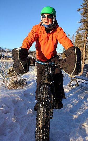 Mit dem Fatbike durchs verschneite Yukon? Für David Pharand ist das kein Problem - aber er weiß auch, wie man sich richtig für diese Unternehmung kleidet.