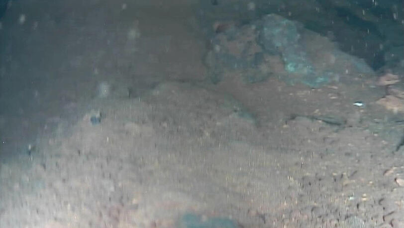Dieses Bild des Unterwasser-Roboters vom Grund des Reaktors 3 zeigt viele Ablagerungen, von denen angenommen wurde, dass sie geschmolzen sind. Der Roboter hat, nach Angaben des Anlagenbetreibers (Tokyo Electric Power Co.) eine große Anzahl lavaähnlicher Steine und Klumpen in etwa einen Meter dicken Schichten auf einem Podest unterhalb des Reaktorkerns innerhalb des Sicherheitsbehälters in Reaktor 3 gefunden. Dieses Bild des Unterwasser-Roboters vom Grund des Reaktors 3 zeigt viele Ablagerungen, von denen angenommen wurde, dass sie geschmolzen sind. Der Roboter hat, nach Angaben des Anlagenbetreibers (Tokyo Electric Power Co.) eine große Anzahl lavaähnlicher Steine und Klumpen in etwa einen Meter dicken Schichten auf einem Podest unterhalb des Reaktorkerns innerhalb des Sicherheitsbehälters in Reaktor 3 gefunden.