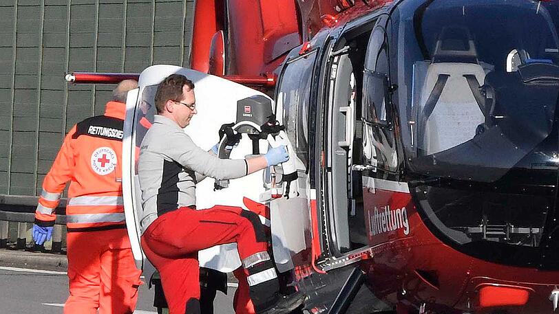 Er kam unter laufender Reanimation mit einem Rettungshubschrauber in ein Krankenhaus.
