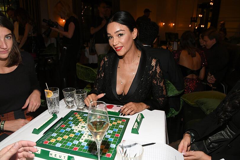 Verona Pooth am Spieltisch