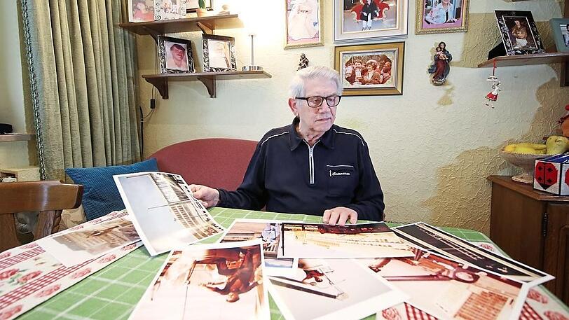 Georg Laschinger in seiner Küche in Giesing, während er einige Bilder von damals zusammensucht.