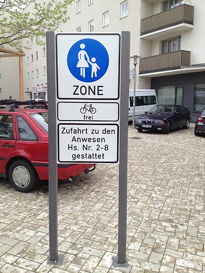 Fahrradfahrer dürfen drüber. Einige Anwohner auch. Ansonsten gilt Autoverbot auf dem Harras.