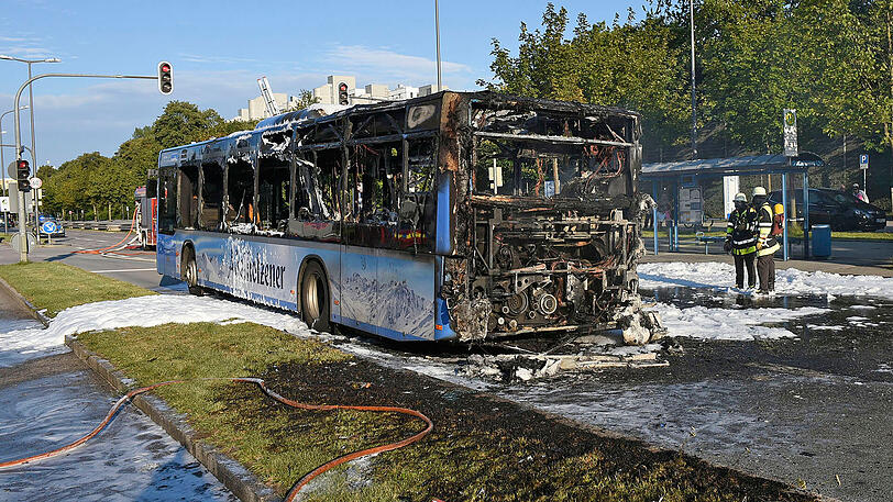 Der Bus fing auf der Fahrt plötzlich Feuer - sehen Sie hier die Bilder des Feuerwehreinsatzes.