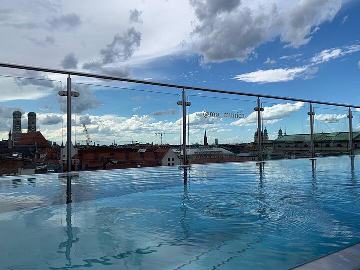 Vom Pool aus kann man direkt auf die Frauenkirche blicken.