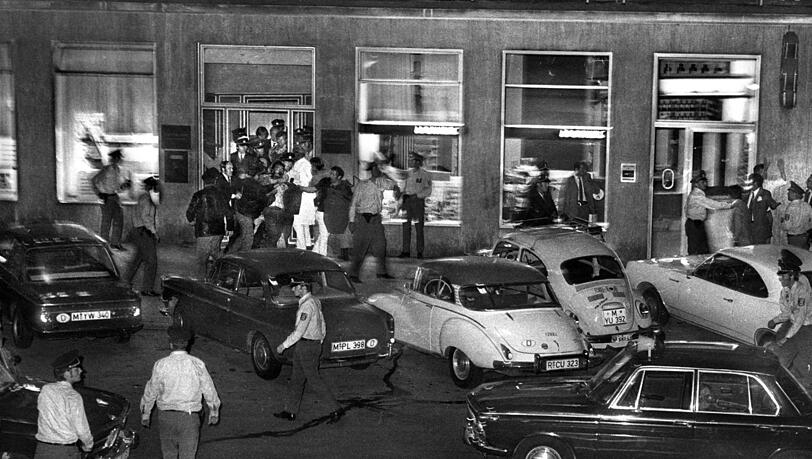 Überfall auf die Deutsche Bank in der Prinzregentenstraße. Es ist der erste Banküberfall mit Geiselnahme in der Bundesrepublik. Überfall auf die Deutsche Bank in der Prinzregentenstraße. Es ist der erste Banküberfall mit Geiselnahme in der Bundesrepublik.