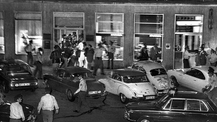 Überfall auf die Deutsche Bank in der Prinzregentenstraße. Es ist der erste Banküberfall mit Geiselnahme in der Bundesrepublik.