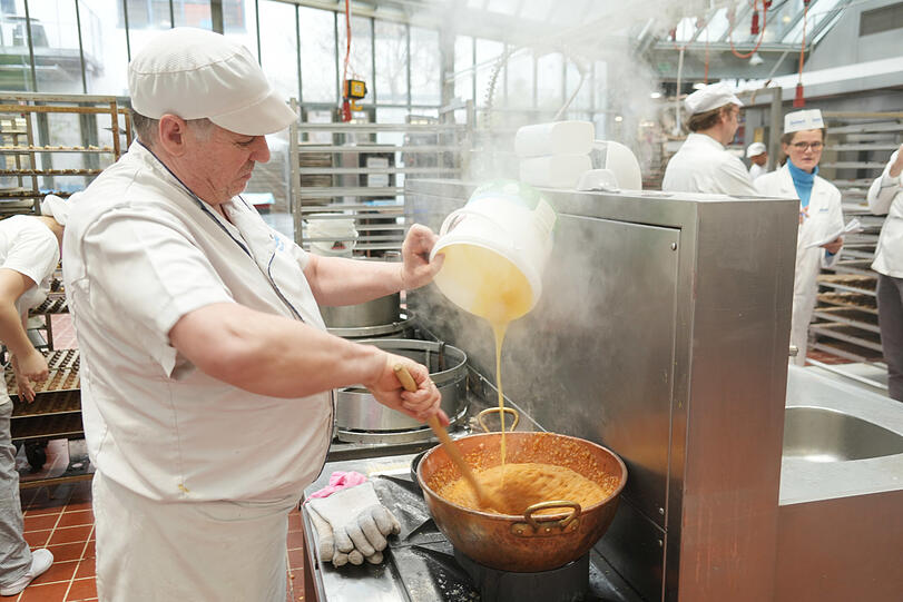 Das dampft und duftet! Marc Rühle kocht frischen Karamell im Kupferkessel. Daraus wird später Fruchtkrokant.