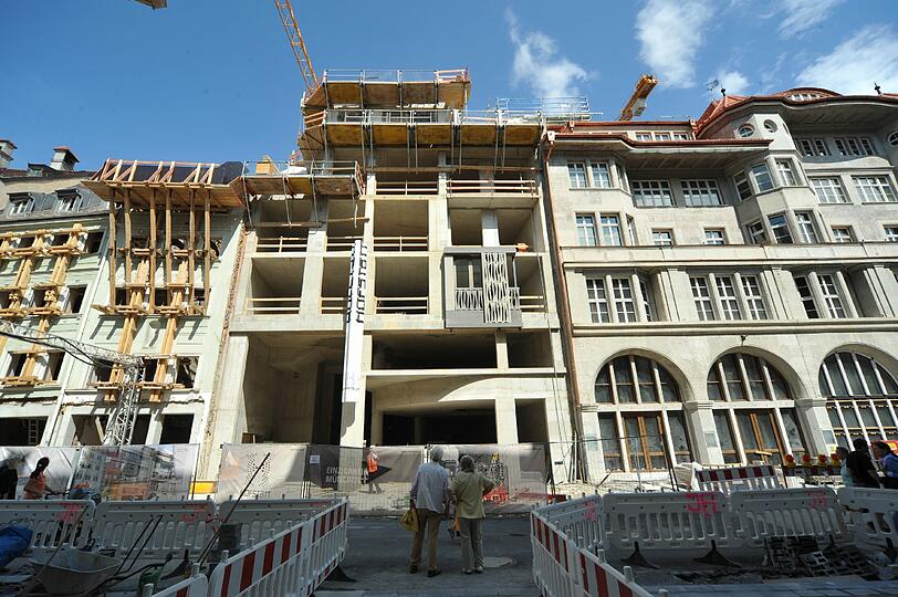 So langsam wird&rsquo;s: Rechts das alte SZ-Gebäude, in der Mitte der neue Bau und links davon die Altbauten der ehemaligen AZ-Redaktion.