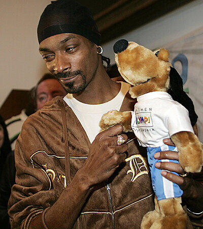 Snoop Dog darf nicht mehr nach England einreisen. Der Grund: 2006 war er in eine Massenschlägerei am Flughafen Heathrow involviert.