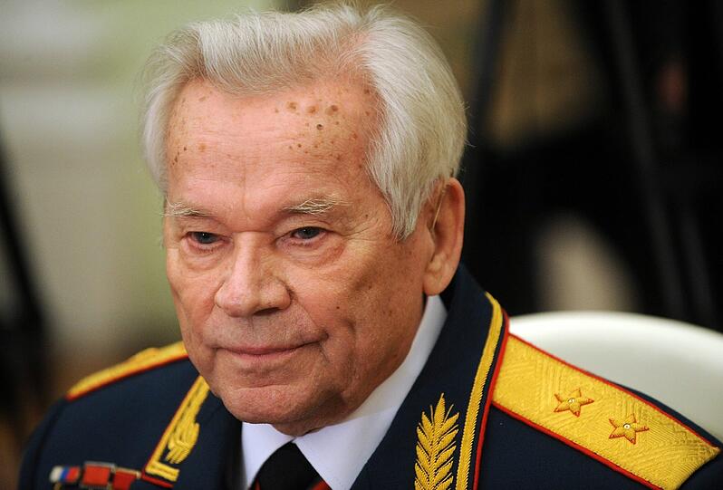Mikhail Kalashnikov, der Mann, der das berühmte nach ihm genannte Gewehr erfand, wurde in Moskau beigesetzt.