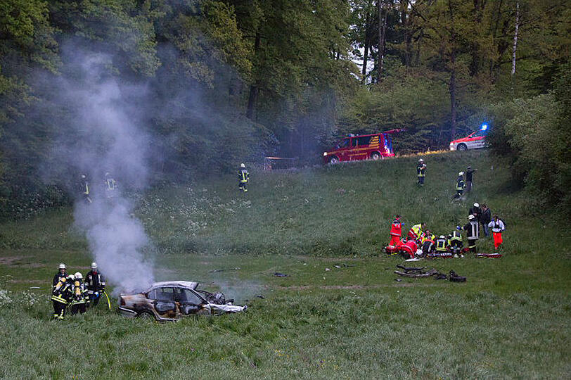 Gegen Baum geprallt: Bei einem Unfall bei Hainz am See ist ein 21-Jähriger schwer verletzt worden. Er hatte den BMW vorher aus einer Garage geklaut.