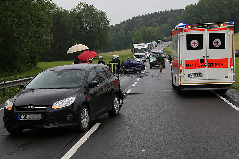 Auf der B12 Reichertsheimer Berg kam es am Donnerstagmittag zu einem Auffahrunfall mit drei Fahrzeugen.