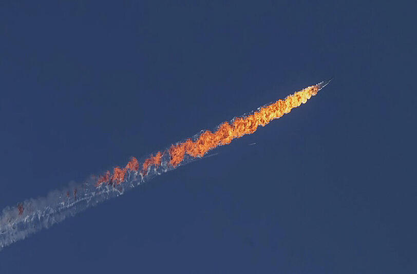 Türkische TV-Bilder zeigen den Absturz des russischen Kampfflugzeugs.