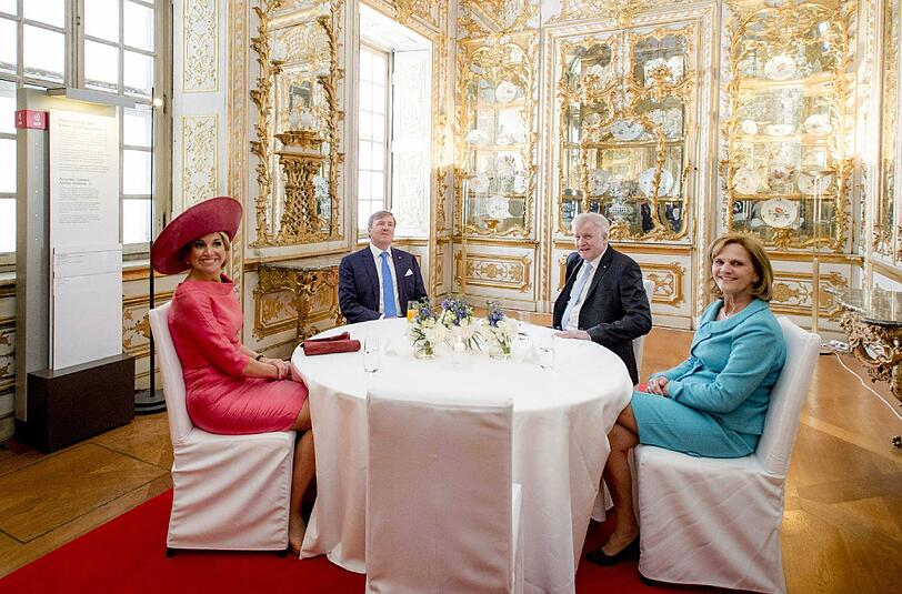 Horst Seehofer und seine Frau Karin haben König Willem-Alexander und Königin Maxima in der Staatskanzlei empfangen.