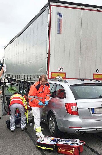 Auf der A99 bei Vaterstetten hat sich ein Auto unter einen Lkw geschoben. Der Pkw-Fahrer wurde verletzt in ein Krankenhaus gebracht.