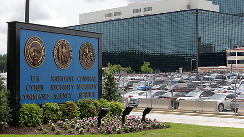 In den USA ist eine 25-jährige Frau angeklagt worden, die ein vertrauliches Dokument des Geheimdienstes NSA an die Webseite "The Intercept" weitergegeben haben soll.