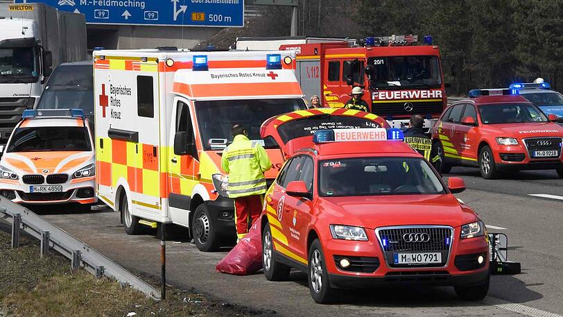 Nach dem Unfall musste die A99 für etwa eine Stunde gesperrt werden. Die drei Insassen des Ford kamen mit schweren Verletzungen ins Krankenhaus. Der Fahrer starb wenig später.