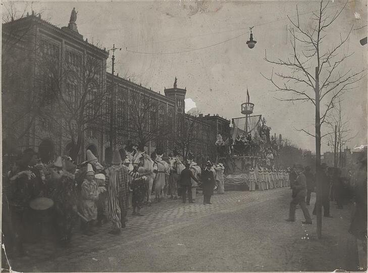 1910: Vor der Regierung von Oberbayern in der Maximilianstraße wird&rsquo;s narrisch &ndash; Faschingsumzug!