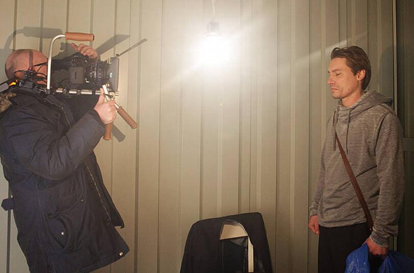 Bogdan Kramliczek beim Dreh mit Auftragskiller "Stefán" in der kühlen Waffenkammer.
