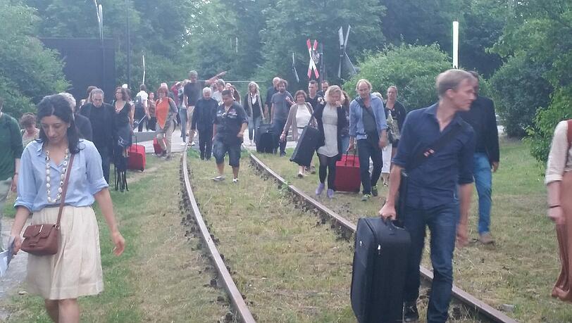 Die ersten Teilnehmer des Stadtspaziergangs. Die ersten Teilnehmer des Stadtspaziergangs.
