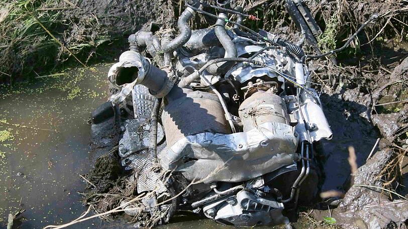Der Aufprall war so heftig, dass der Motorblock aus dem Fahrzeug in ein knapp 15 Meter entferntes Bachbett geschleudert wurde.