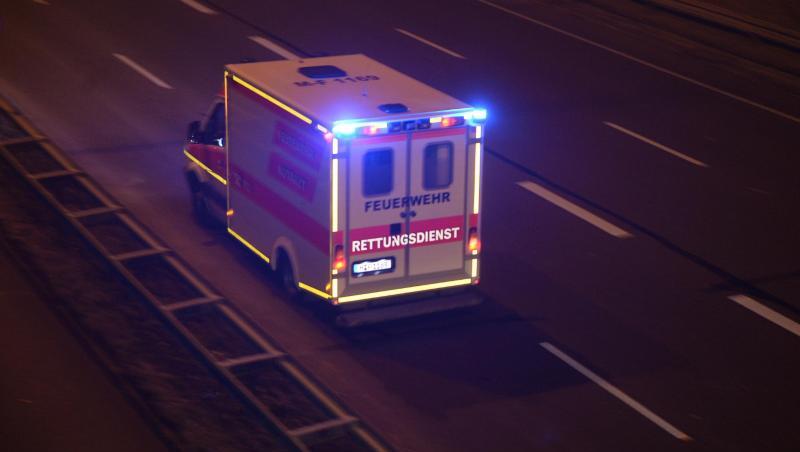 Ein Krankenwagen fährt in der Nacht. Foto: Felix Hörhager/Archivbild Ein Krankenwagen fährt in der Nacht. Foto: Felix Hörhager/Archivbild