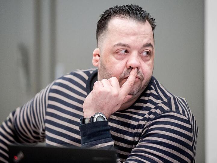 Der wegen Mordes an 100 Patienten angeklagte Niels Högel verfolgt die Vorgänge im Gericht.