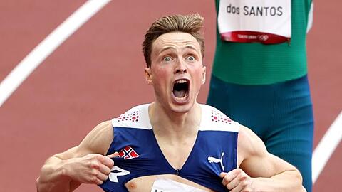 Norwegens Leichtathletik-Star Karsten Warholm rennt Weltrekord &uuml;ber die 400 Meter H&uuml;rden.