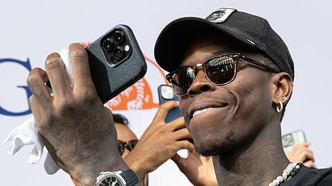 Basketball-Weltmeister Dennis Schröder würde gerne die deutsche Fahne bei den Olympischen Spielen in Paris tragen.