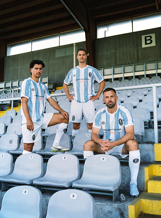 Mit den hellblau-wei&szlig;en Streifen erinnert das neue Heimtrikot der L&ouml;wen ein bisschen an die argentinische Nationalmannschaft.