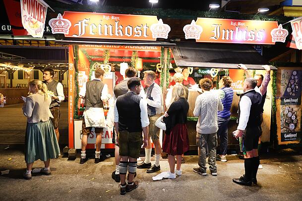 Der Bratwurst-Stand unter dem Paulaner-Turm. Der Bratwurst-Stand unter dem Paulaner-Turm.
