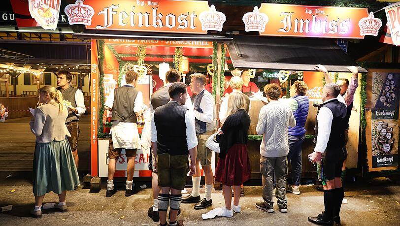 Der Bratwurst-Stand unter dem Paulaner-Turm. Der Bratwurst-Stand unter dem Paulaner-Turm.
