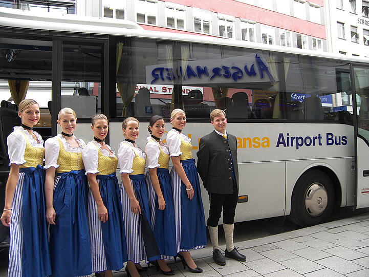 In Lufthansa Flügen nach New York, Charlotte und Bangkok dürfen sich die Fluggäste zur Wiesn Zeit auf ein besonderes Schmankerl freuen: Die Lufthansa Crew in der neuen Trachtenkollektion von Angermaier.