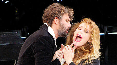 Jonas Kaufmann als Des Grieux und die lettische Sopranistin Kristine Opolais als Manon Lescaut in der Bayerischen Staatsoper in München.
