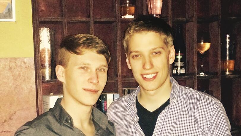 Dominik Krause (Grüne) feiert mit seinem Freund Sebastian auf einer Studenten-Party. Dominik Krause (Grüne) feiert mit seinem Freund Sebastian auf einer Studenten-Party.