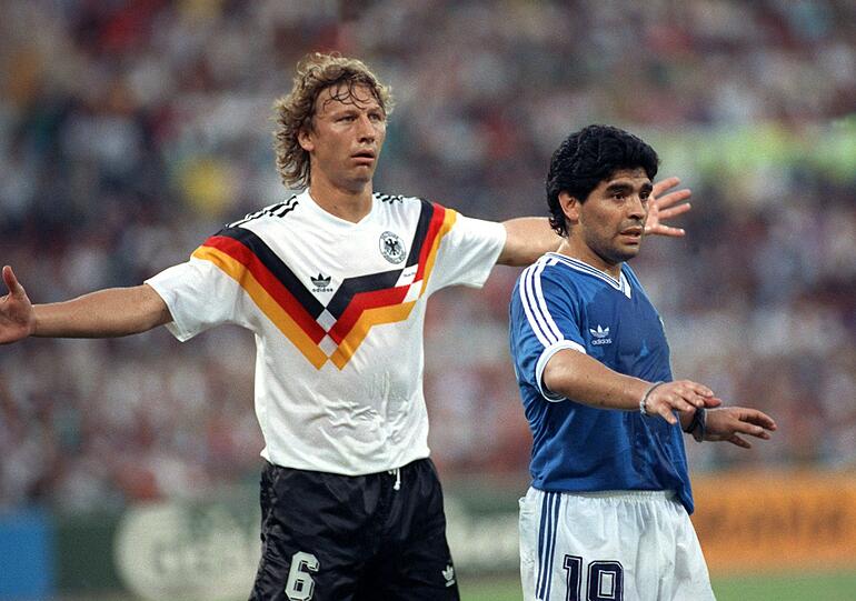 Guido Buchwald und Diego Maradonna beim WM-Finale 1990.