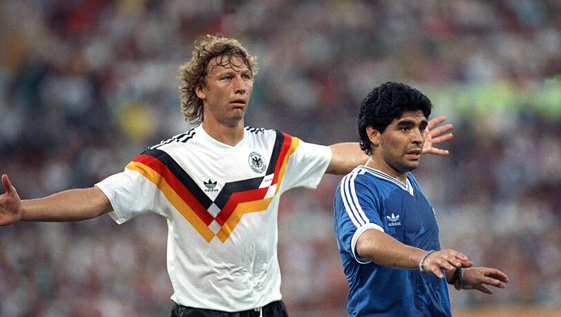 Guido Buchwald und Diego Maradonna beim WM-Finale 1990.