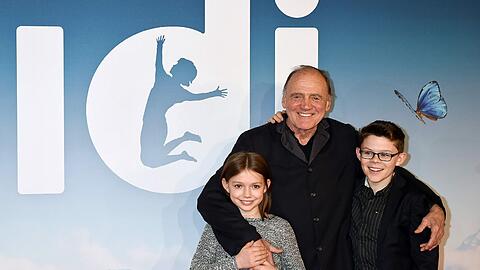 Bruno Ganz (Almöhi) mit Anuk Steffen (Heidi) und Quirin Agrippi (Geißenpeter)