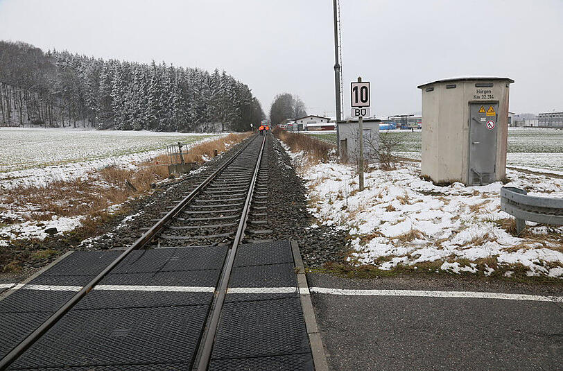 Bilder vom schweren Unfall bei Soyen: An einem unbeschrankten Bahnübergang kollidierte ein Auto mit einem Regionalzug.