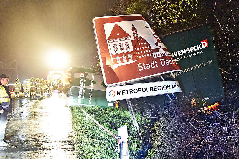 Bei einem UNfall auf der A92 rutschte in der Nacht ein LKW von der Straße.