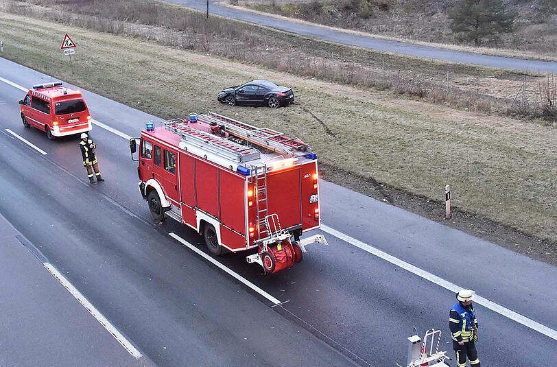 Der Fahrer eines Sportcoupés hatte plötzlich auftretende gesundheitliche Probleme, steuerte in die Leitplanke und kam auf einer Grünfläche neben der Autobahn zum Stehen.