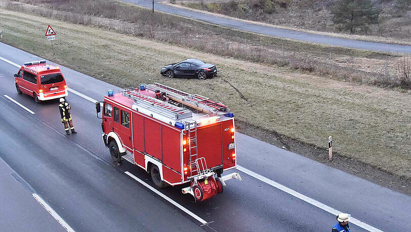Der Fahrer eines Sportcoupés hatte plötzlich auftretende gesundheitliche Probleme, steuerte in die Leitplanke und kam auf einer Grünfläche neben der Autobahn zum Stehen. Der Fahrer eines Sportcoupés hatte plötzlich auftretende gesundheitliche Probleme, steuerte in die Leitplanke und kam auf einer Grünfläche neben der Autobahn zum Stehen.