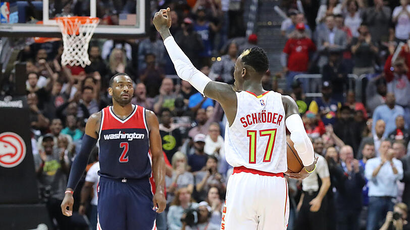 Dennis Schröder feiert mit den Hawks den Ausgleich in der Playoff-Serie.