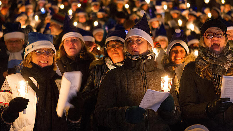 Eine Weihnacht ganz in Blau: Sechzig-Fans beim traditionellen Adventssingen im Grünwalder Stadion. Die Bilder zum Durchklicken.