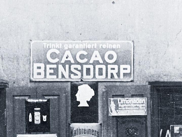 Cacao Bensdorp: das niederländische Unternehmen wird 1840 gegründet. Ende des 19. Jahrhunderts entstehen Filialen in Deutschland. 1972 übernimmt der Unilever-Konzern die Firma, 1984 der weltgrößte Schokoladeproduzent Barry Callebaut (Schweiz).