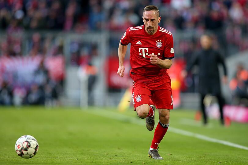 FRANCK RIBÉRY, NOTE 1: Auch etwas mehr als eine halbe Stunde Spielpraxis für den 35-jährigen Franzosen. Ribéry, in Gladbach wegen eines Magen-Darm-Infekts nicht dabei, kam für Gnabry, besetzte den linken Flügel. Wollte es wissen, tatendurstig und schnell. Feine Vorlage zu Müllers 4:0, zu Kimmichs 5:0 und Lewandowskis 6:0. Vorlagen-Triple.